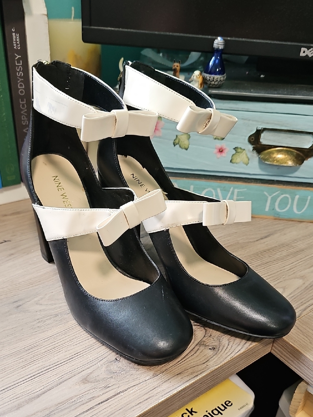 Nine West Dannell Mary Jane Black Pumps with Cream Bow Straps Size 8 4" Heel